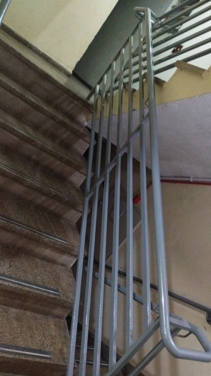Detalhe de corrimão metálico