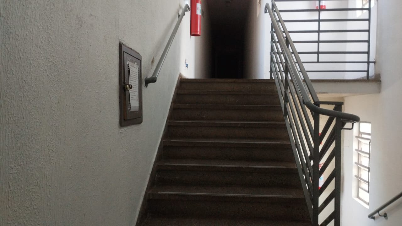 Corrimão de escada com patamar