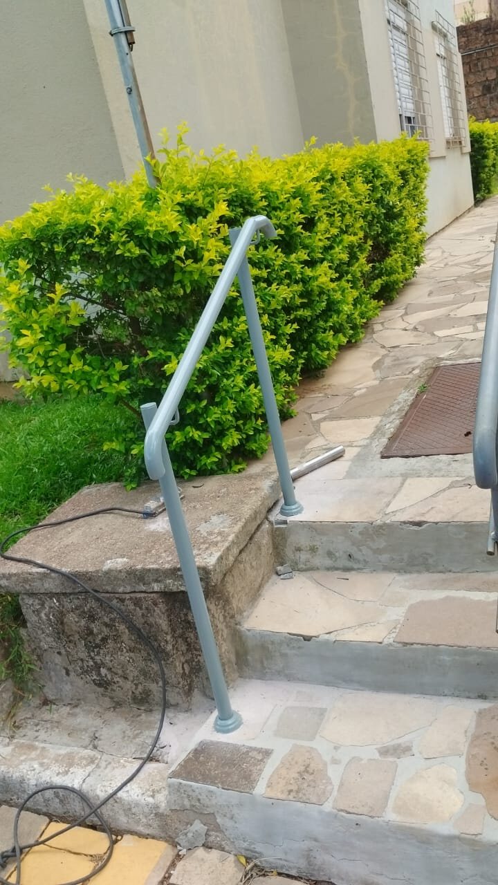 Corrimão externo junto ao jardim