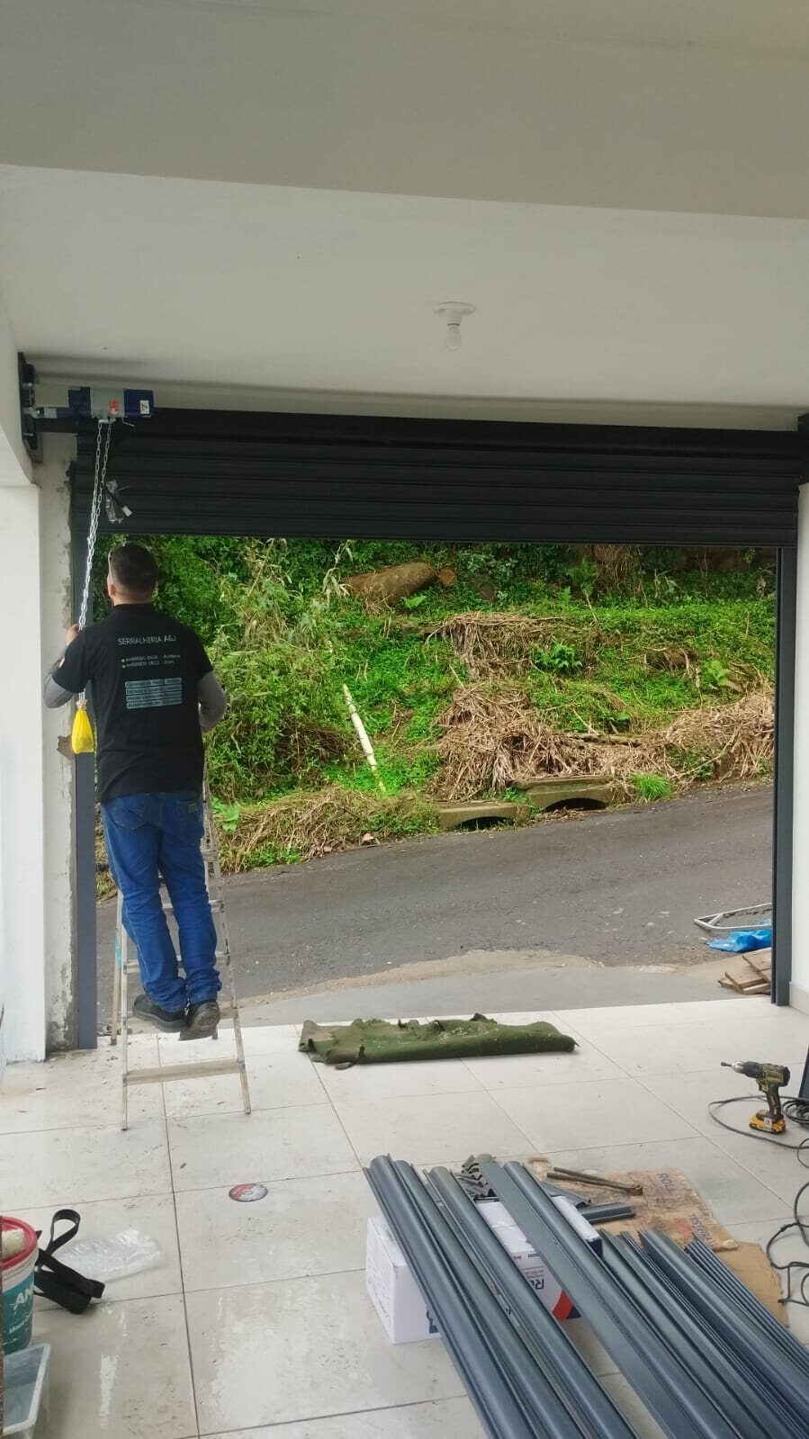 Instalação de portão em obra