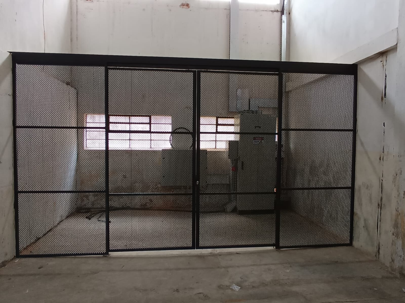 Portão em grade metálica